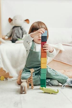 enfants en activité créative dans une crèche